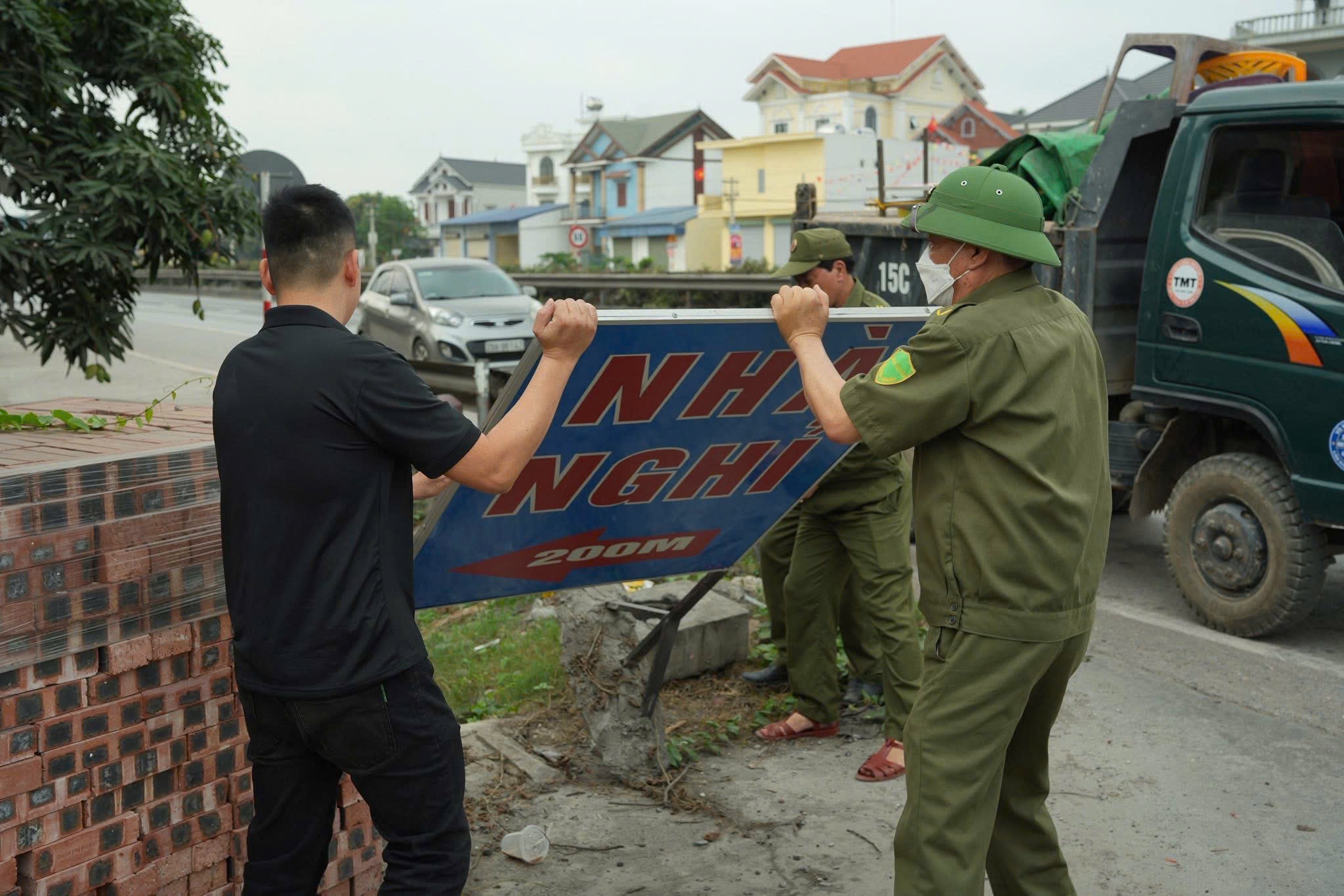 Công an xã Phú Thái phối hợp giải tỏa vi phạm hành lang an toàn giao thông